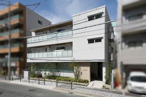 建物外観　重量鉄骨３階建てシャーメゾンです。インターネット無料物件に…
