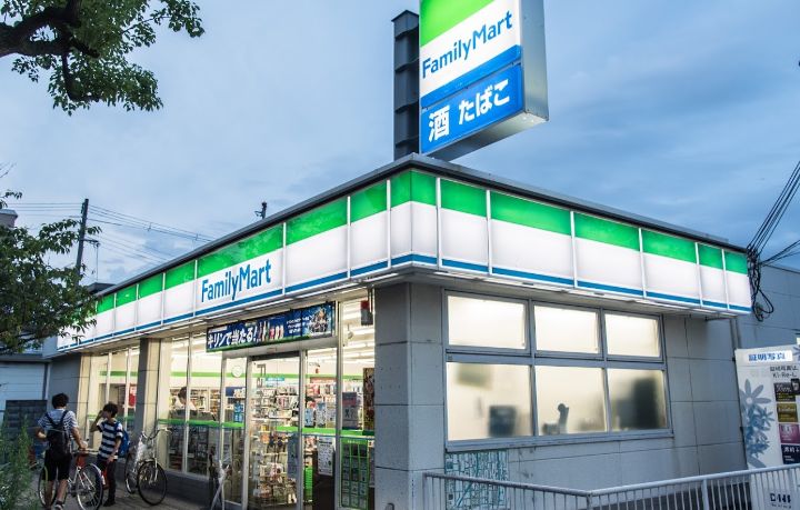 コンビニ　ファミリーマート JR西宮駅北口店（コンビニ）まで106m