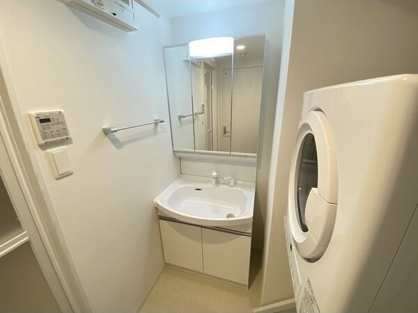 洗面設備　※写真は同じマンションの違う部屋のものになります。