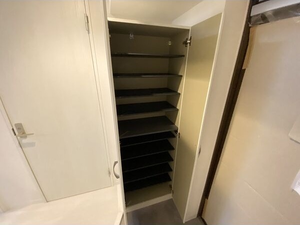 玄関　※写真は同じマンションの違う部屋のものになります。