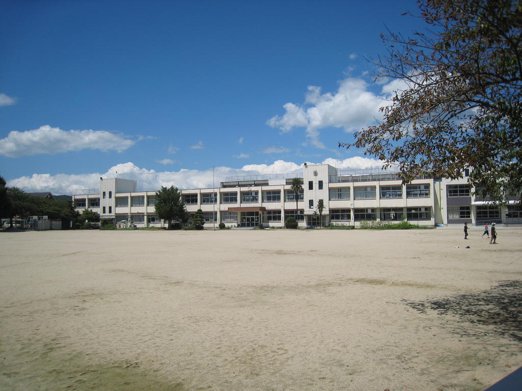 小学校　松阪市立中川小学校（小学校）まで1323m