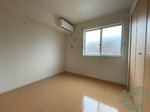 その他部屋・スペース　寝室は清潔感があり、広々としたお部屋でゆったり休めます。
