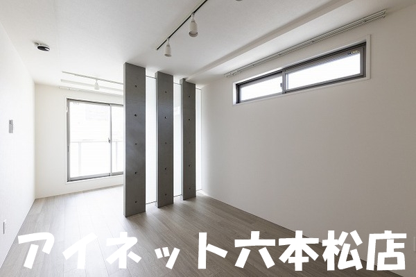 居室・リビング　家具の配置に困らないリビングですね
