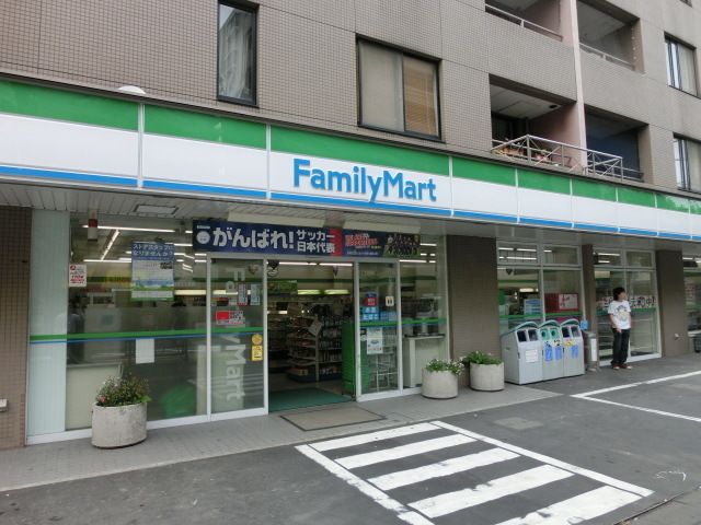 コンビニ　ファミリーマート（コンビニ）まで132m