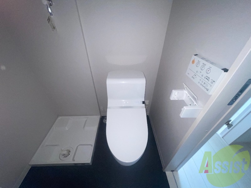 トイレ　温水洗浄便座付きのお手洗いです。これは嬉しいですね