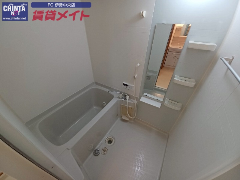 バス・シャワールーム　同型反転タイプの部屋写真です。