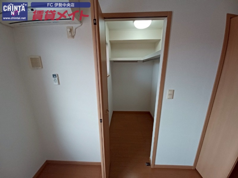 収納　同型反転タイプの部屋写真です。