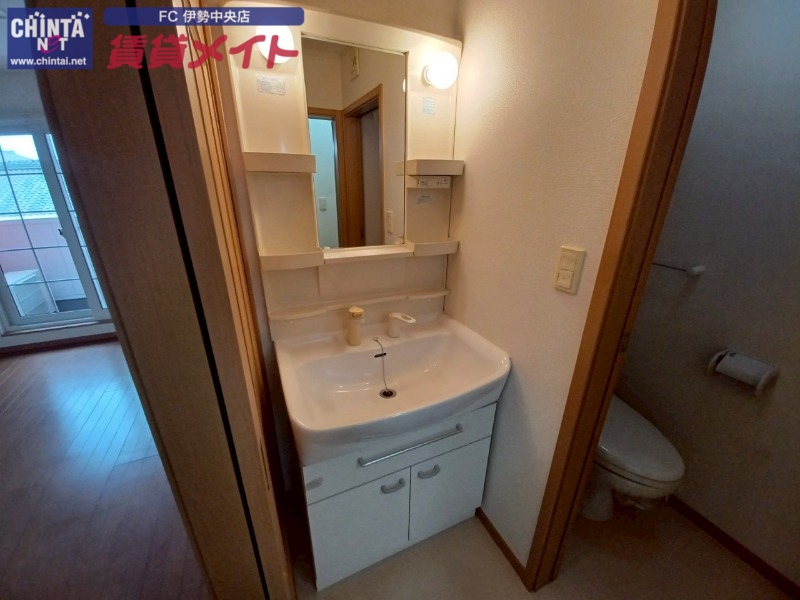 洗面設備　同型反転タイプの部屋写真です。