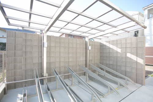 建物外観　敷地内屋根付き駐輪場