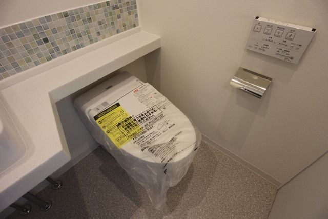 トイレ　★タンクレスのトイレで見た目もすっきり★