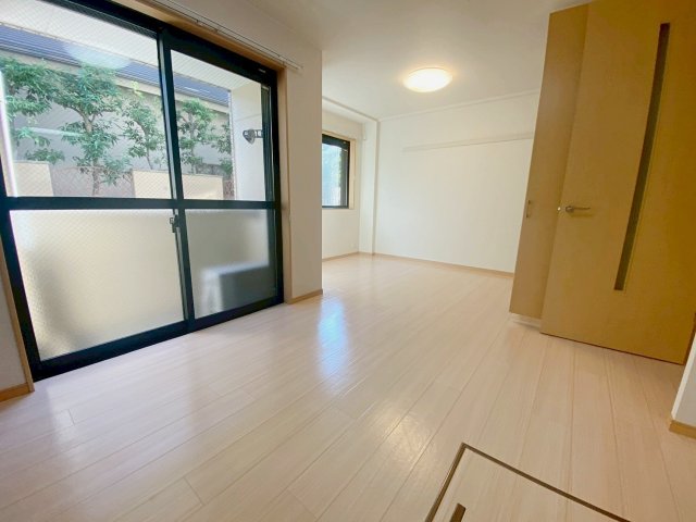 居室・リビング　※同建物の類似写真となります。