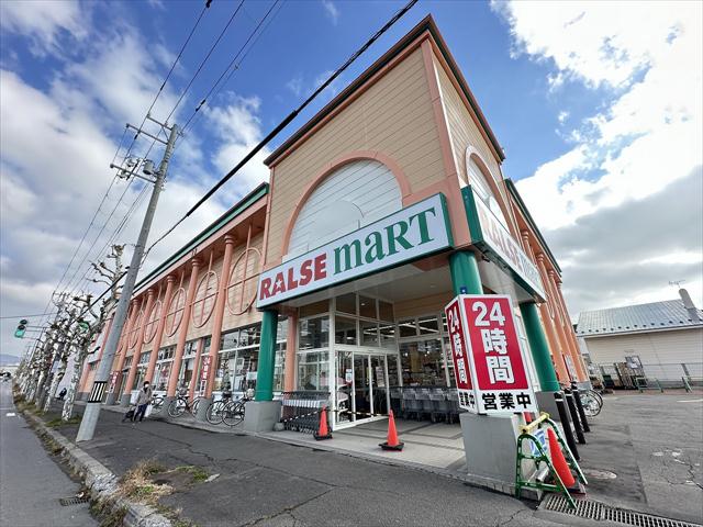 スーパー　（株）道南ラルズ／ラルズマート本通店（スーパー）まで742m
