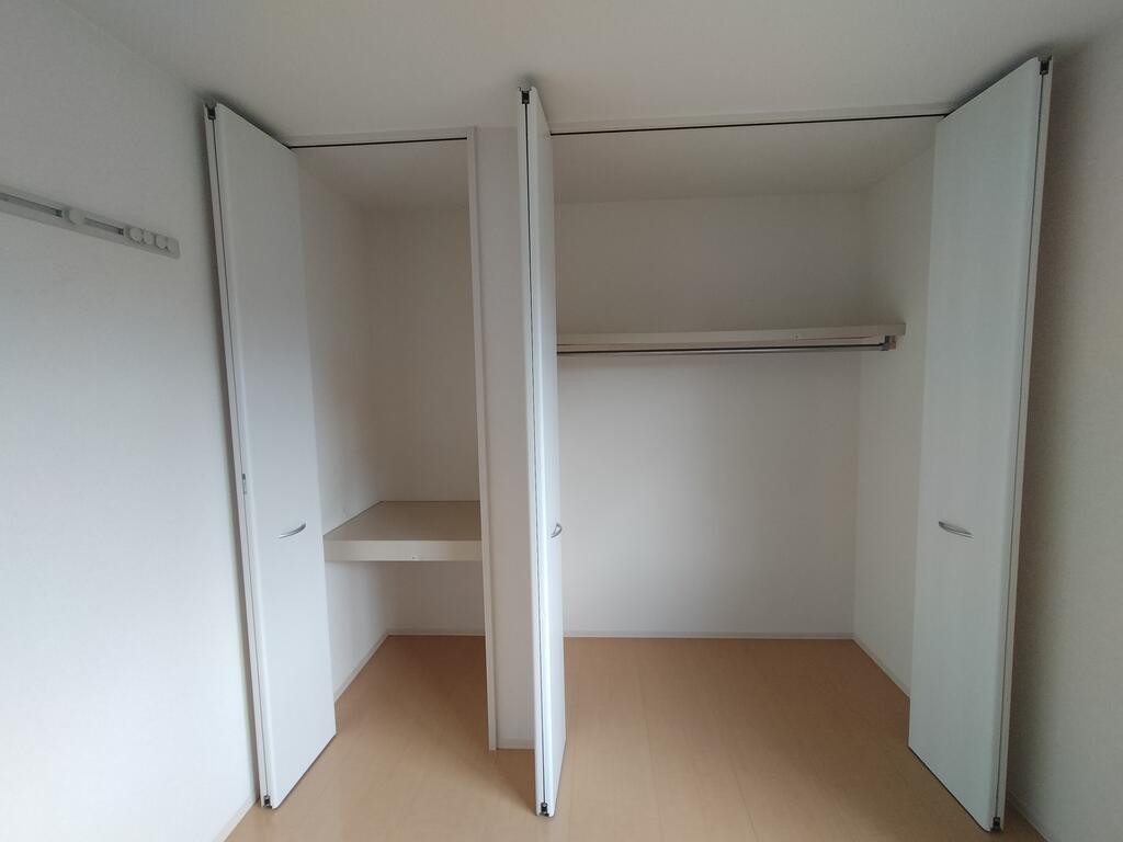 収納　※同建物の別のお部屋の写真です。