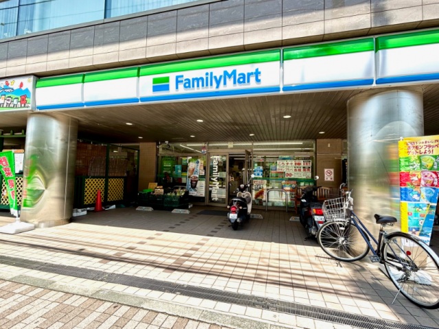 コンビニ　ファミリーマート（コンビニ）まで51m