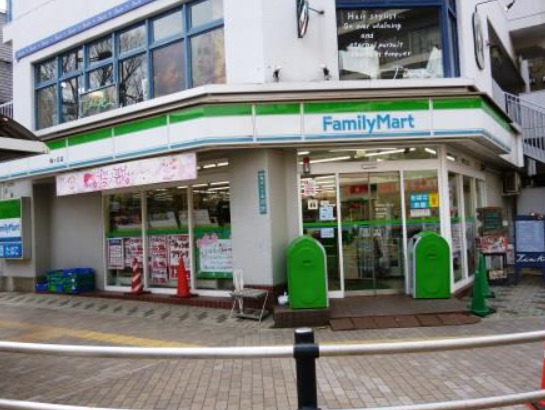 コンビニ　ファミリーマート 梅ヶ丘駅前店（コンビニ）まで746m
