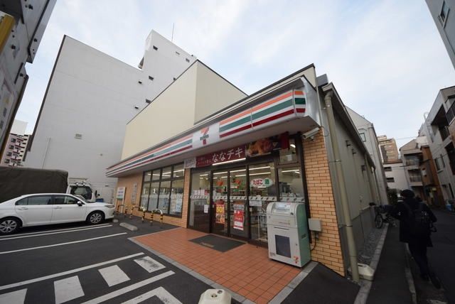コンビニ　セブンイレブン（コンビニ）まで323m