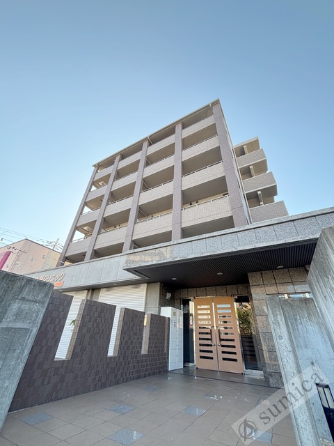建物外観　落ち着いたエントランス。マンションを演出します。