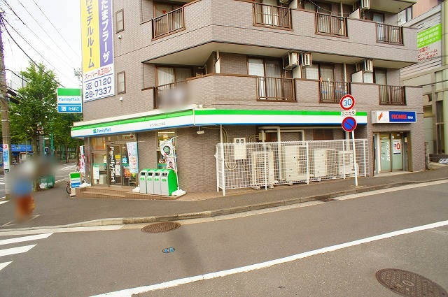 コンビニ　ファミリーマート（コンビニ）まで744m