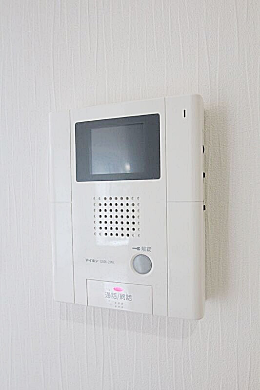 セキュリティ　【人気の出窓で3面採光、明るいお部屋！】お問合せはお早めに♪