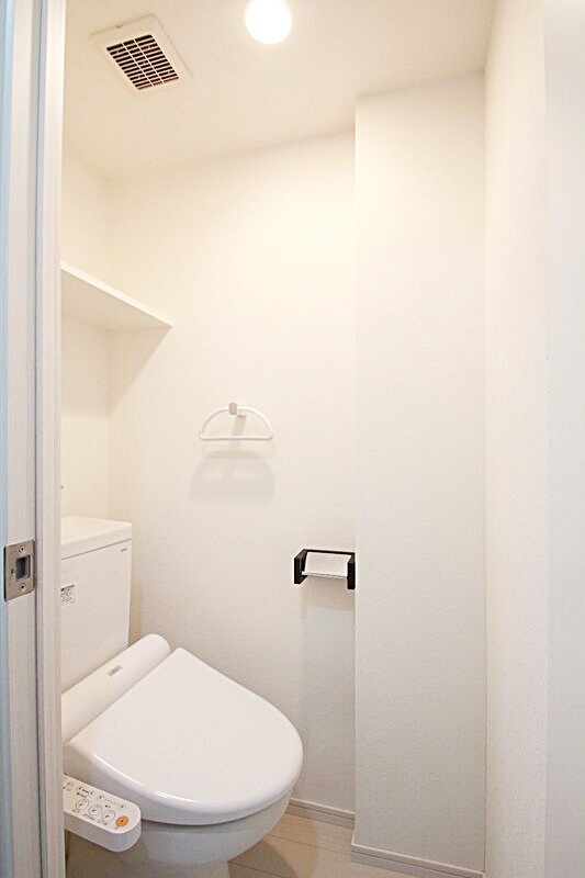 トイレ　【人気の出窓で3面採光、明るいお部屋！】お問合せはお早めに♪