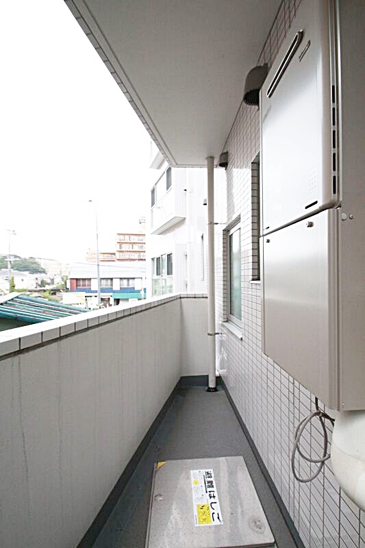 バルコニー　【人気の出窓で3面採光、明るいお部屋！】お問合せはお早めに♪