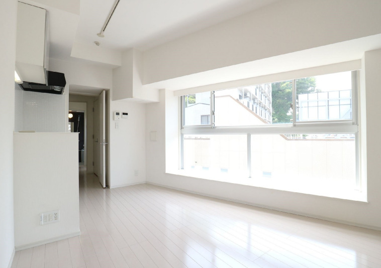 居室・リビング　【人気の出窓で3面採光、明るいお部屋！】お問合せはお早めに♪