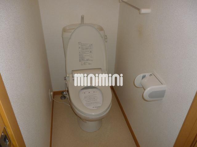 トイレ　上部には収納スペース完備のトイレです