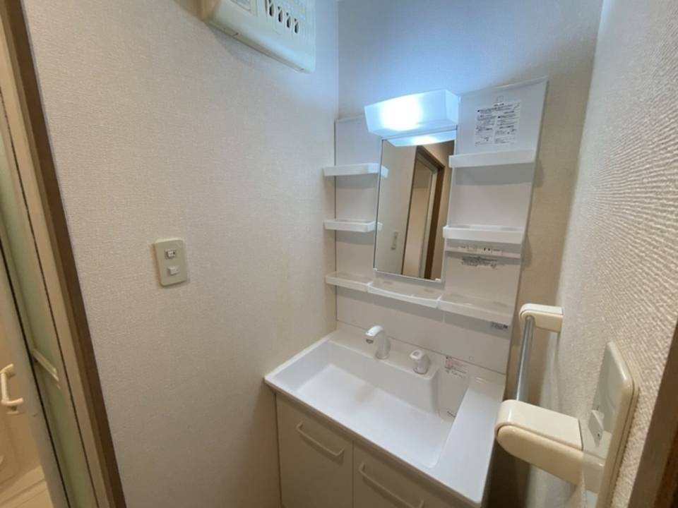 洗面設備　シャワー付洗面化粧台