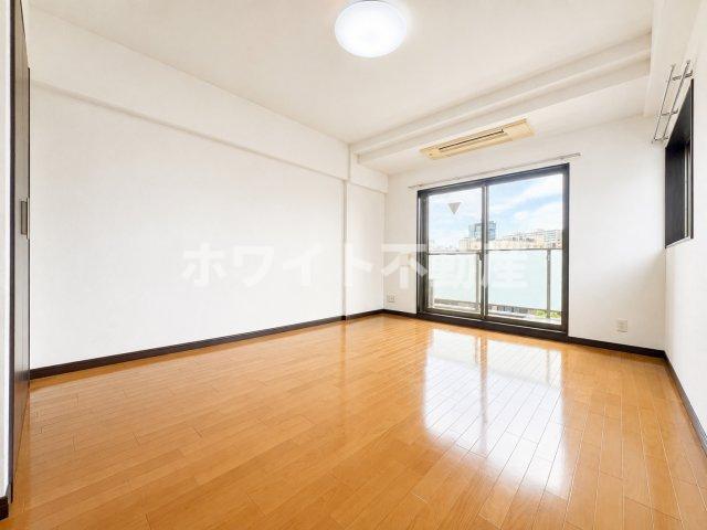 居室・リビング　9.5帖の角部屋です