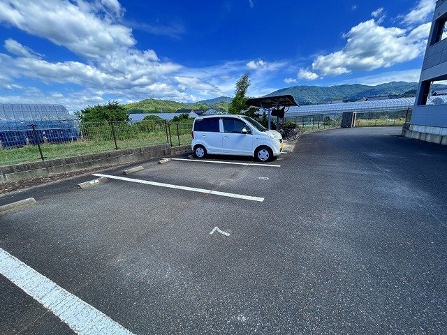 駐車場　駐車場があるので、車を買う予定の方も安心です