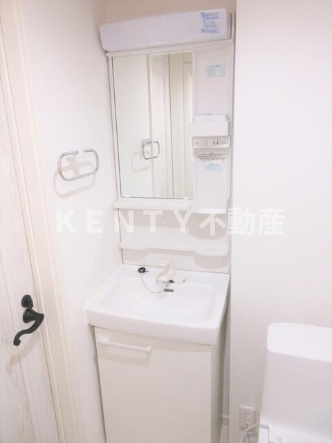 洗面設備　明るい洗面所です