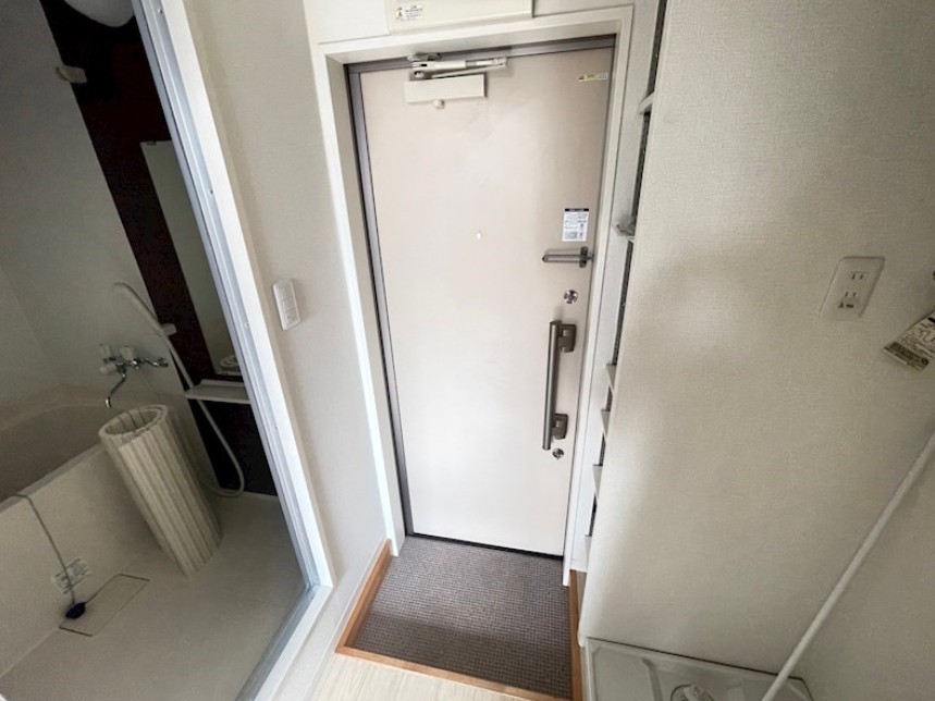 玄関　※別部屋参考写真