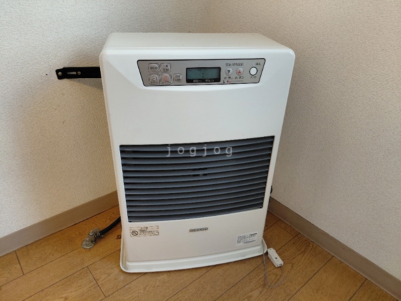 その他設備　冬はあったか石油ストーブです。