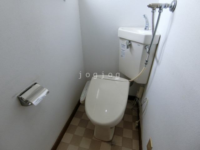 トイレ　嬉しい温水洗浄便座付きのトイレです。