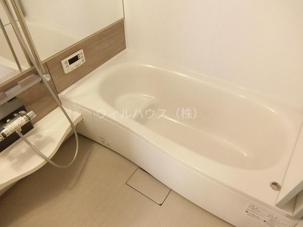 バス・シャワールーム　浴室乾燥機、追い焚き機能付きバス！