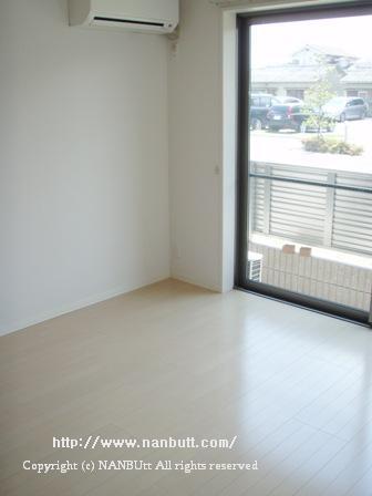 居室・リビング　南側6.7帖の洋室