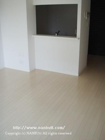 居室・リビング　リビングからキッチンを見ています