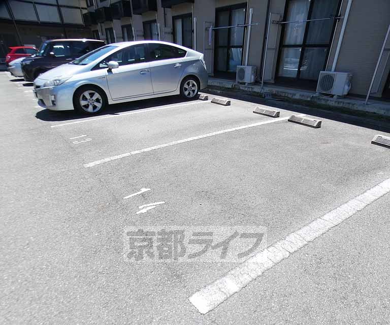 【レオパレス嵯峨野の駐車場】