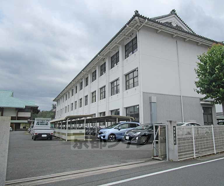 【南丹市園部町横田のアパートの中学校】