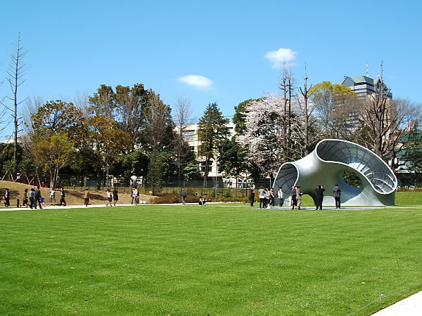 【パークコート赤坂檜町ザタワーの公園】