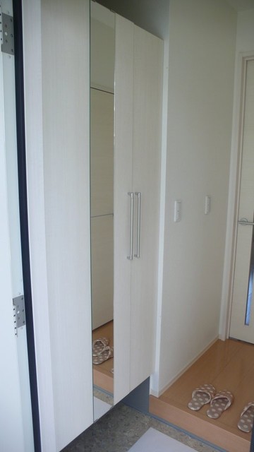 玄関　収納たっぷりの下駄箱付