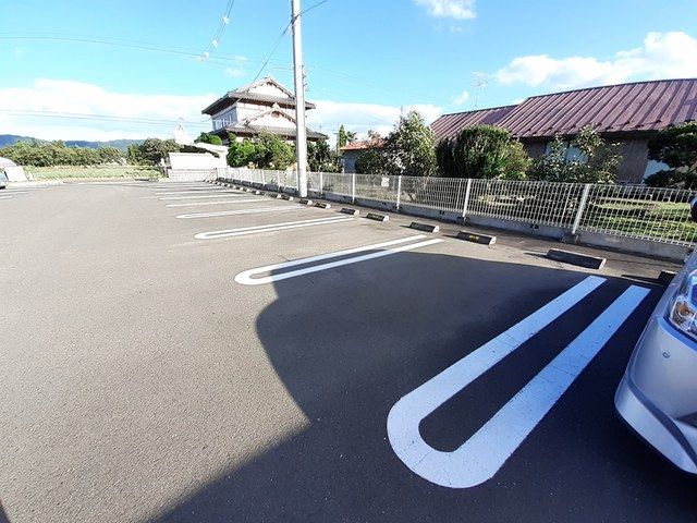 【角田市佐倉のアパートの駐車場】