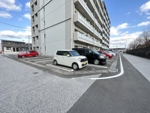 【高知市海老ノ丸のマンションの駐車場】