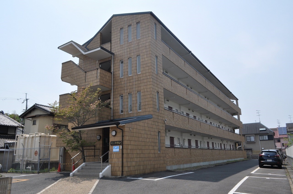 京田辺市河原受田のマンションの建物外観