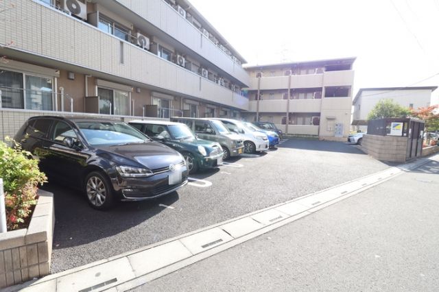 【八潮市茜町のアパートの駐車場】