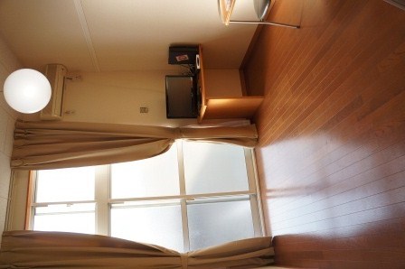 居室・リビング　家具家電付きで充実で設備のお部屋です。