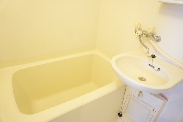 バス・シャワールーム　洗面ボウル付きの浴室です☆