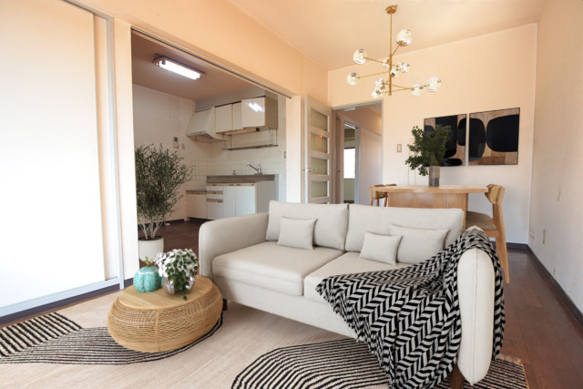 居室・リビング　画像は実際の写真にＣＧ加工（家具や調度品の削除や合成）を加え