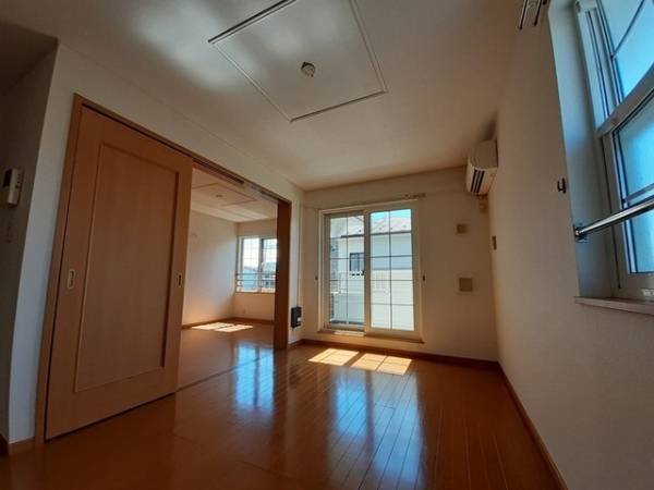 居室・リビング　明るく広々リビングはダイニングテーブルとソファーを設置可