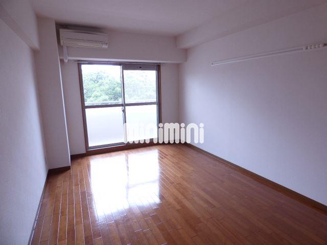 居室・リビング　エアコン付きのお部屋です。